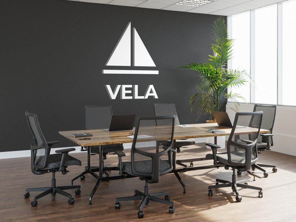 Sala de reuniões com o logótipo na parede